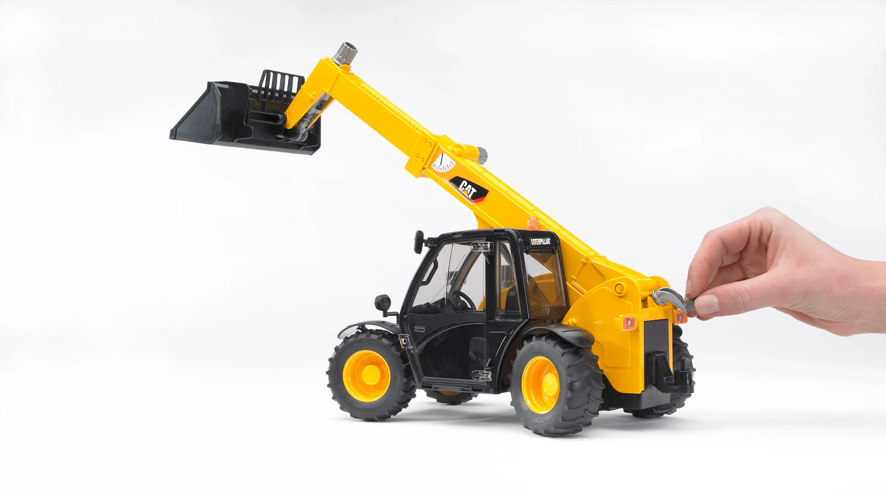 Bruder 02142 Cat® Telehandler 18.10.10 - Image 3