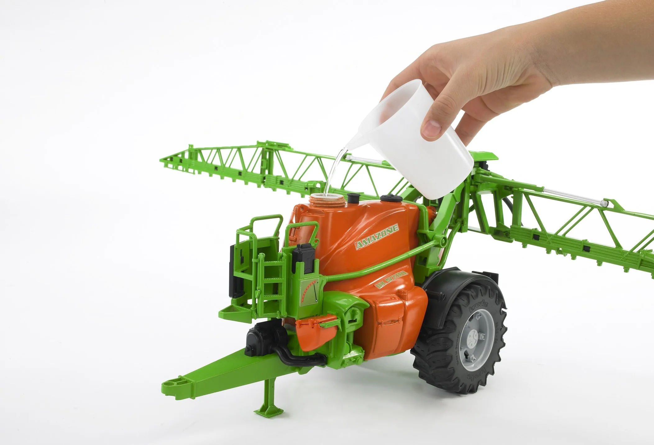 Bruder 02207 Amazone Trailed Field Sprayer UX5200 18.10.10 - Image 3
