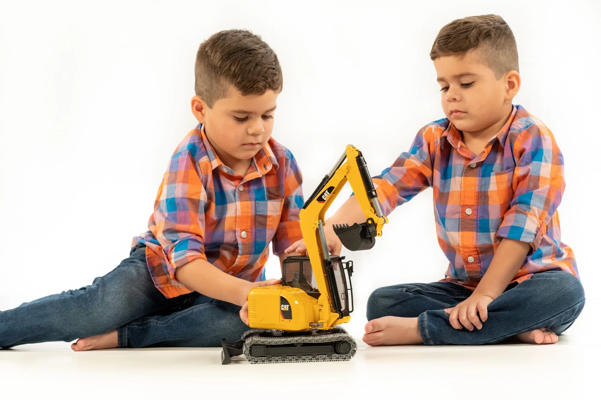Bruder 02457 Cat® Mini Excavator 18.10.10 - Image 5