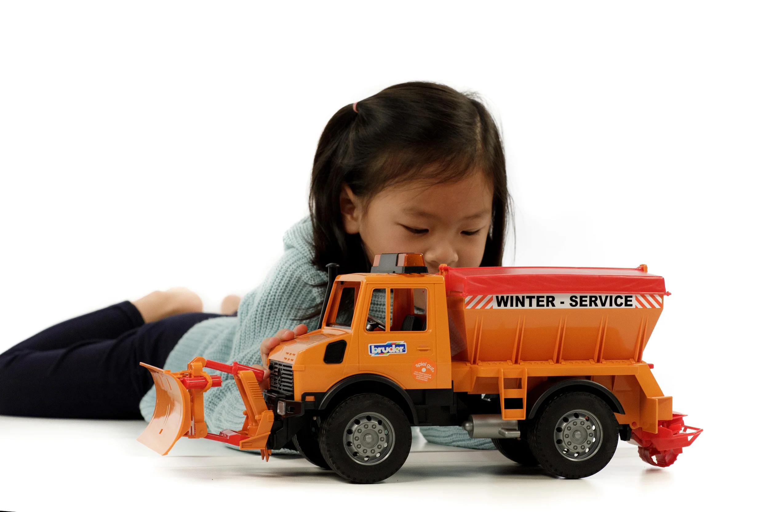 Bruder 02572 Mercedes-Benz Unimog Winter Service with Snow Plow 20.12.8 - Image 3
