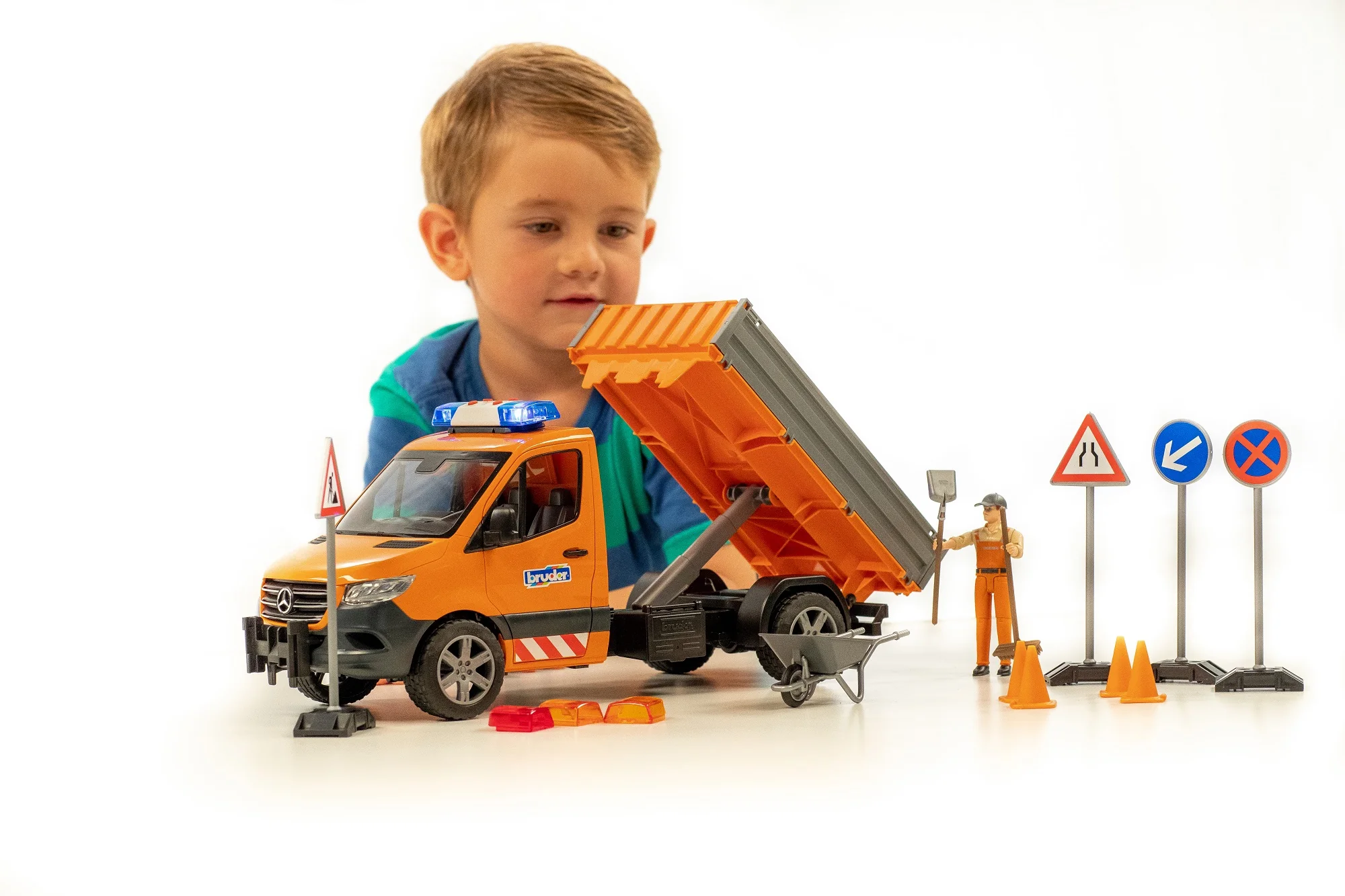 Bruder 02677 Mercedes-Benz Sprinter Municipal with Light & Sound Module, Driver and Accessories 20.12.8 - Image 7