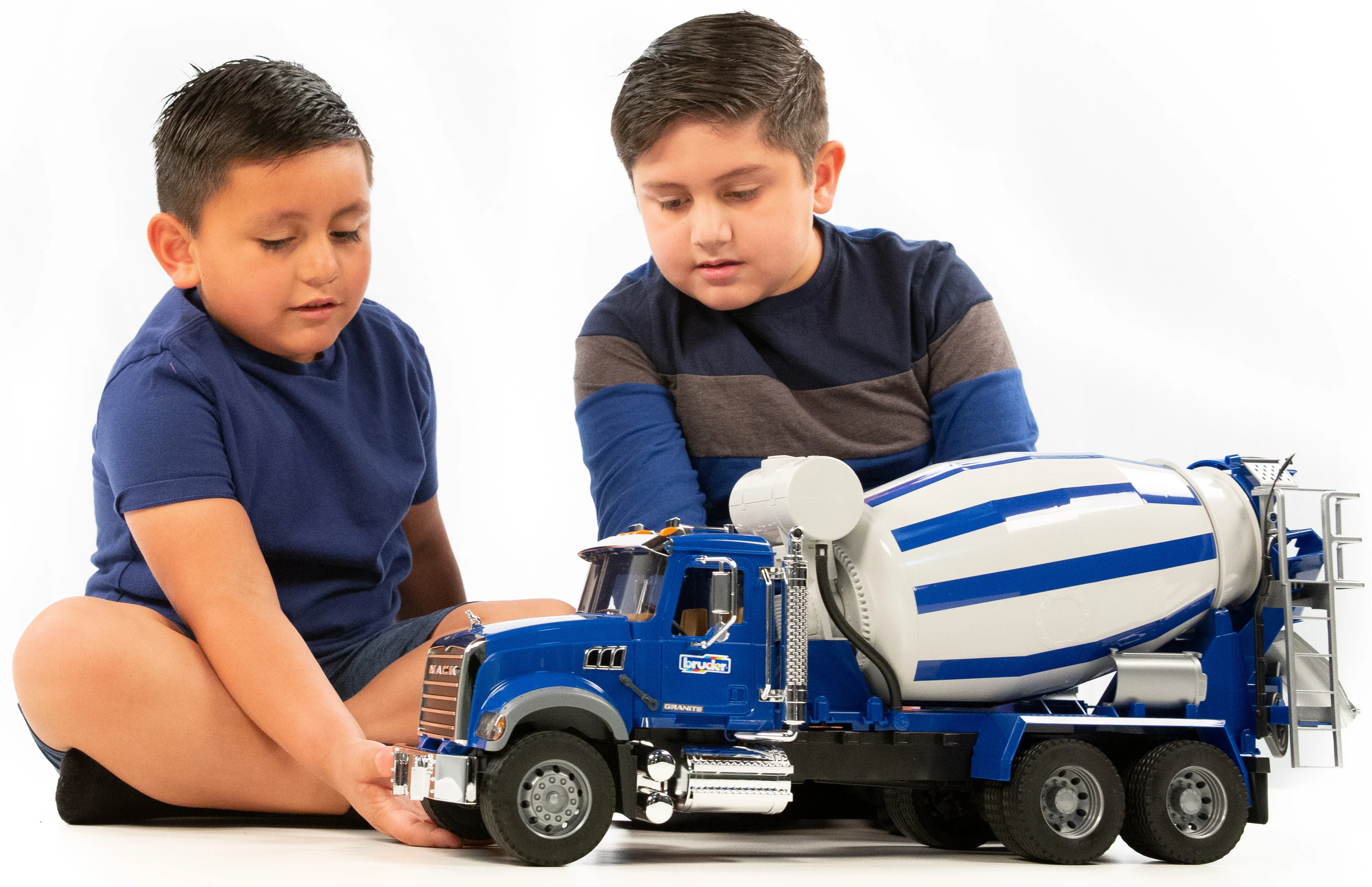 Bruder 02814 Mack Granite Concrete Mixer Truck 28.12.10 - Image 4